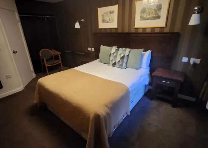 Red Lion & Hotel