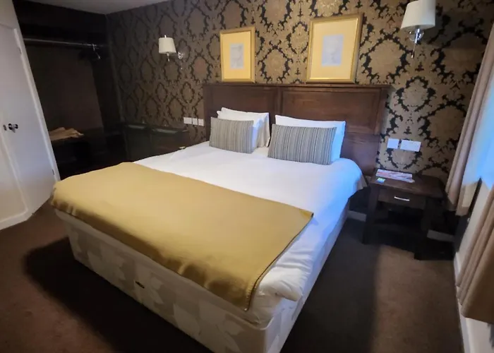 Red Lion & Hotel